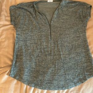 Knit green shortsleeve shirt zip up neck.